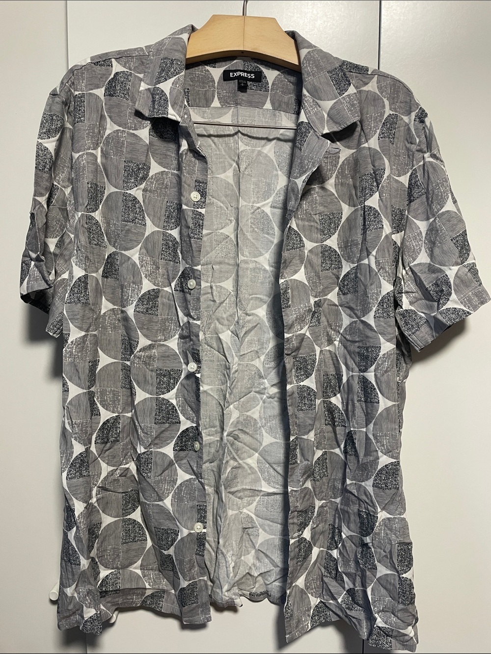 Express Men's Gray & White Geometric Short Sleeve Button-Down Shirt